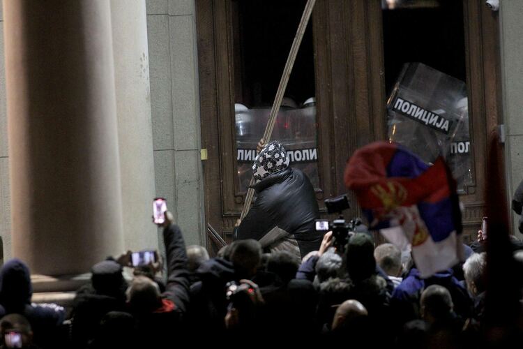 Demonstrators attempt to enter the town hall eiqdiqzkiddkvls